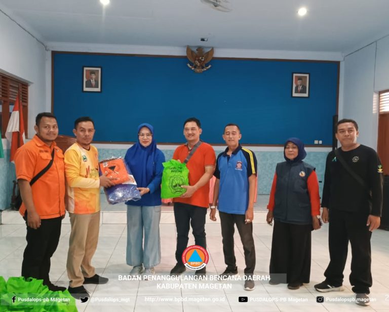 DISTRIBUSIKAN BANTUAN KEPADA WARGA TERDAMPAK CUACA EKSTRIM HUJAN DERAS DISERTAI ANGIN KENCANG DI KECAMATAN KARANGREJO