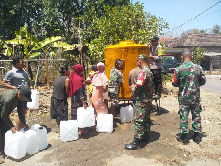 PENDISTRIBUSIAN AIR BERSIH UNTUK WARGA TERDAMPAK KEKERINGAN DI DESA KUWON, KECAMATAN KARAS