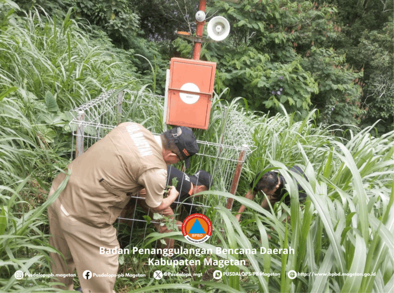 BPBD Magetan Lakukan Pembersihan dan Pengecekan EWS di Wilayah Kecamatan Poncol