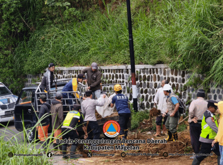 TANAH LONGSOR DI JALAN SARANGAN TAWANGMANGU TAK MAKAN KORBAN